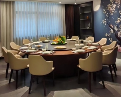 實(shí)木電動(dòng)餐桌：讓木與電在餐桌中央輕聲對(duì)話