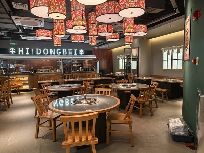 火鍋店桌椅：適配煙火場(chǎng)景的實(shí)用與美學(xué)融合載體